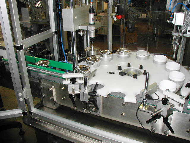 Monoblocco per riempimento e chiusura vasetti